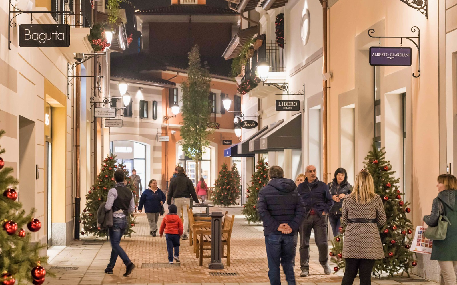 Verslunarþarfir ganga um skreyttar götur í Serravalle Designer Outlet nálægt Mílanó.