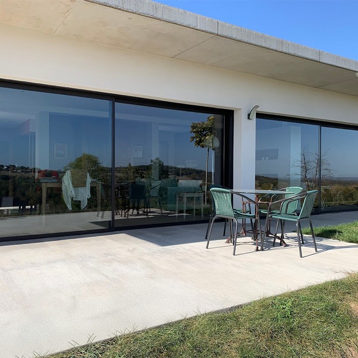 Une maison moderne au toit plat a les vitres toutes propres et entretenues