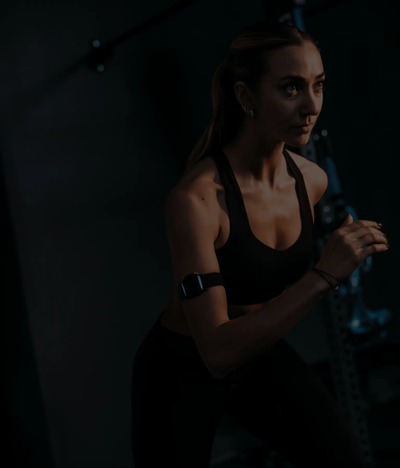Socia che si allena in sala con la fascia cardio da braccio Uptivo Lightband