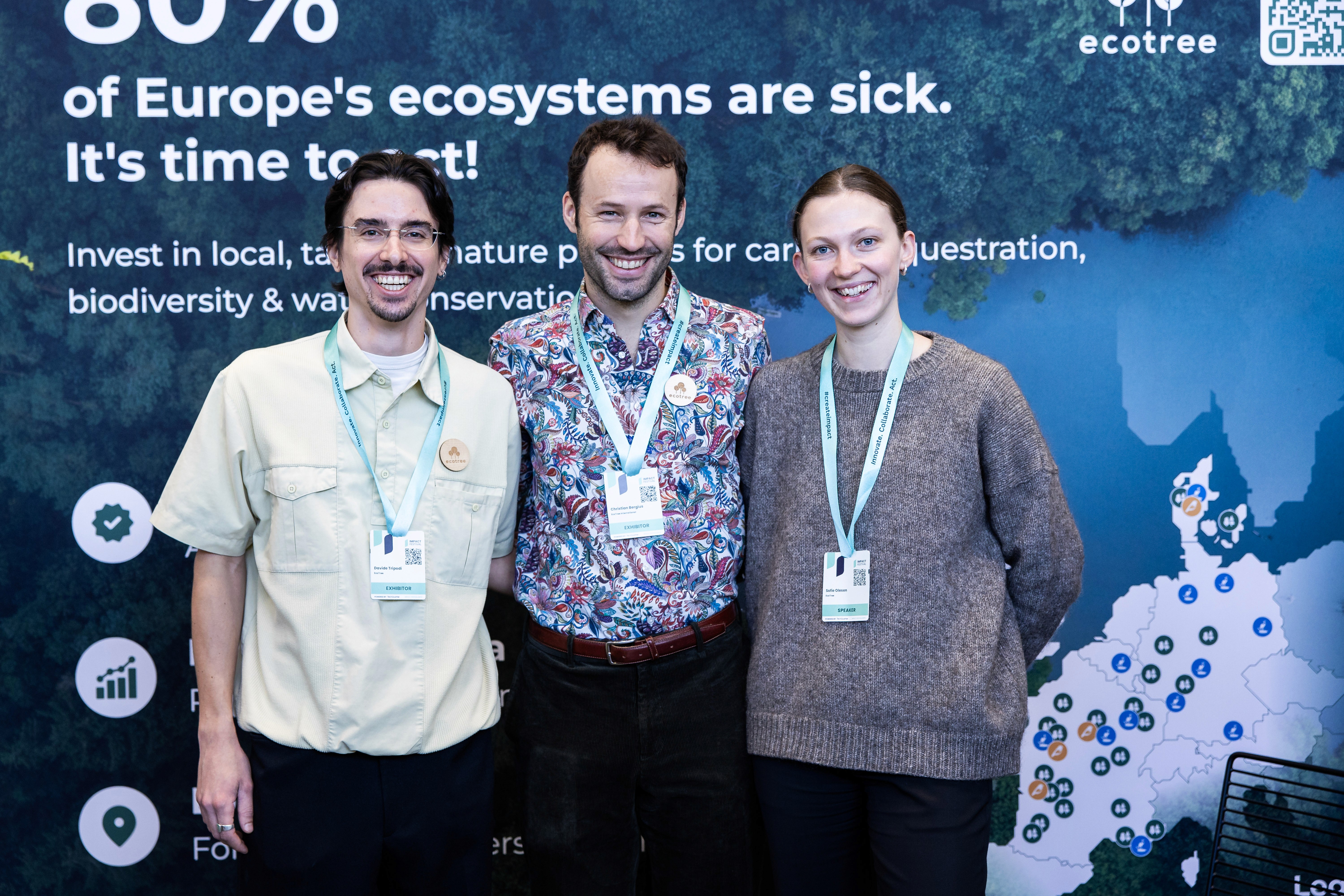 Zwei Geschäftspersonen stehen an einem Konferenztisch und diskutieren intensiv