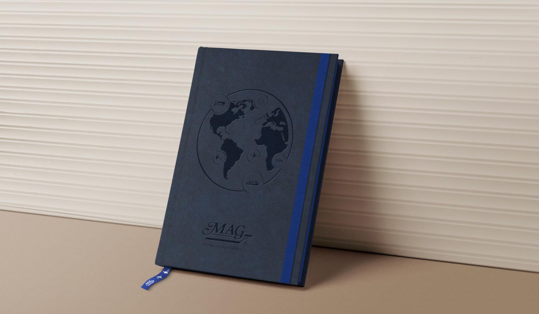 Projekt okładki notesu firmowego z tłoczeniem (dry stamp) dla logistyki morskiej.