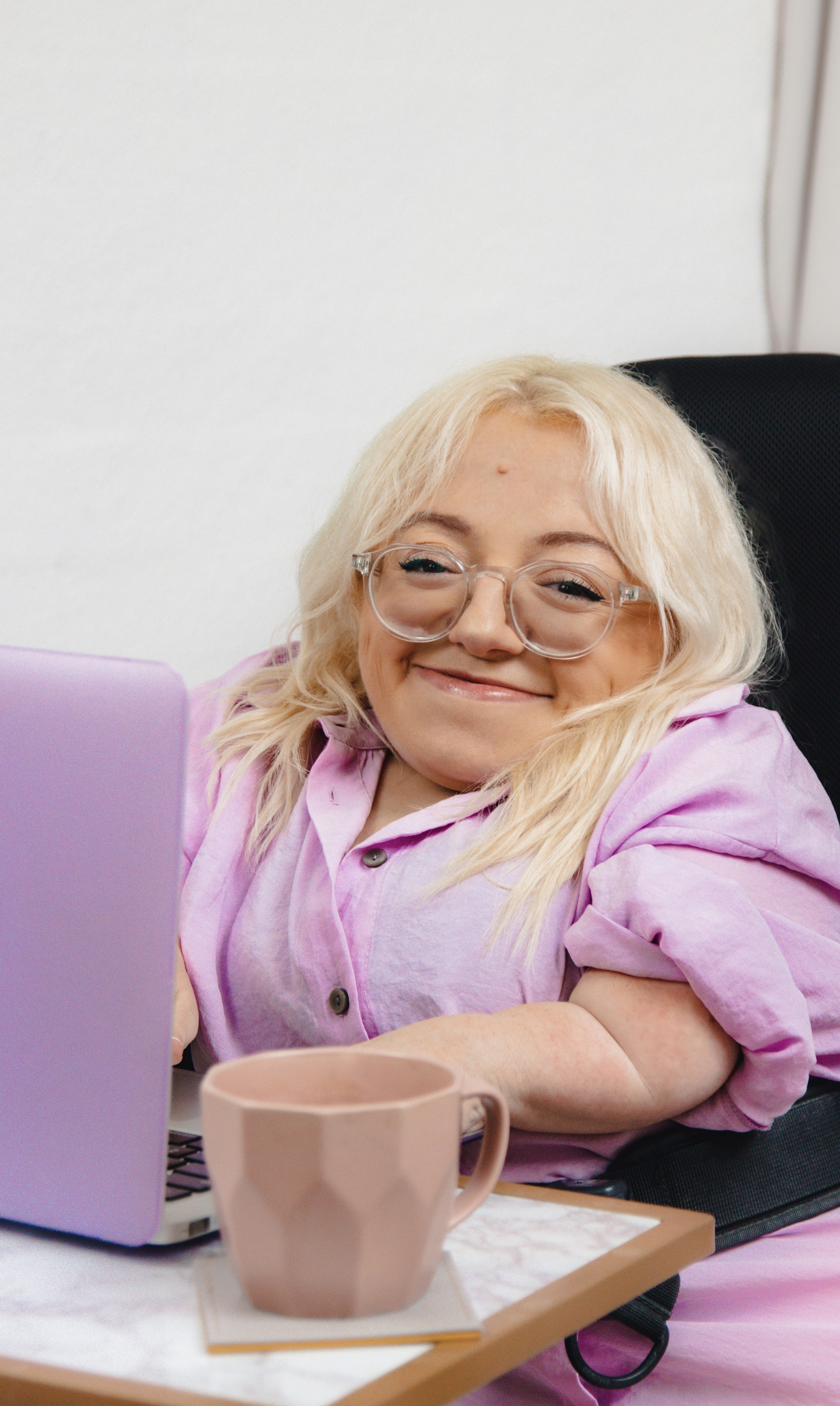 Gem in wheelchair with pink laptop