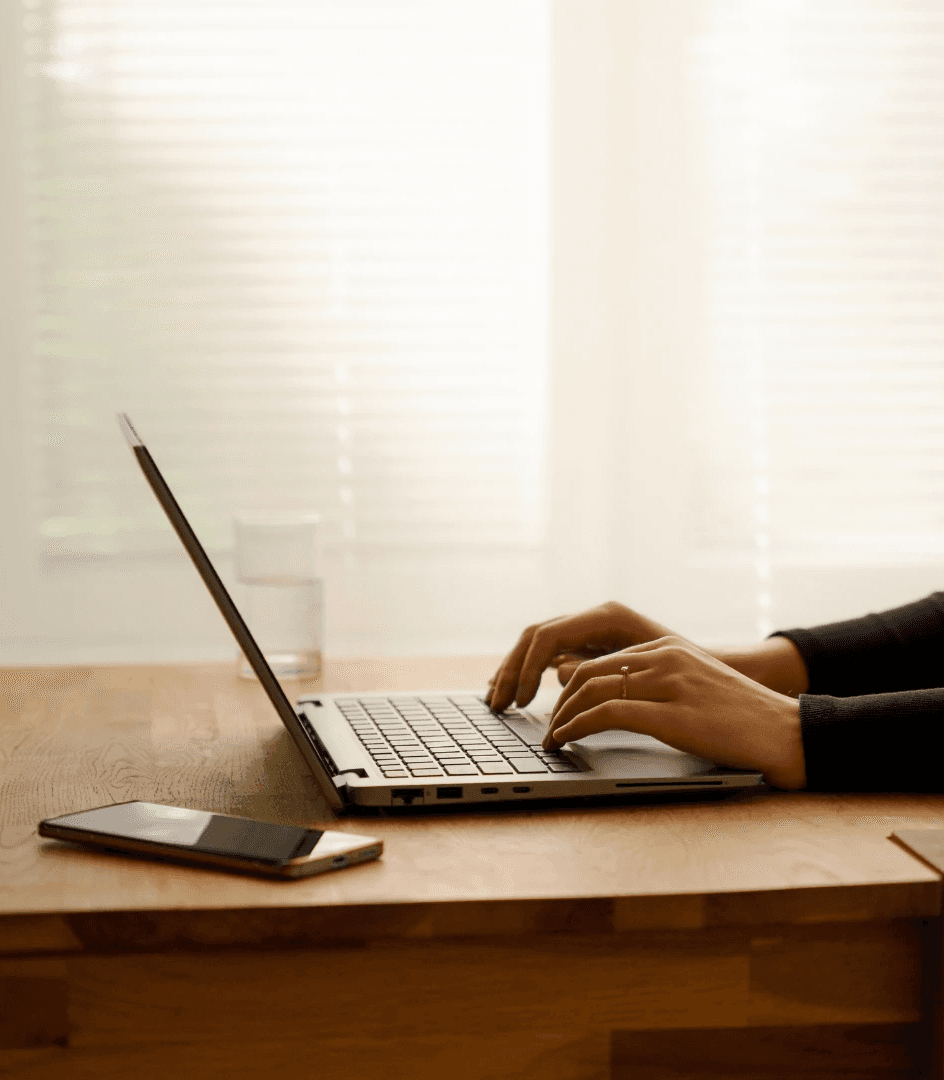 Bureau de travail avec ordinateur