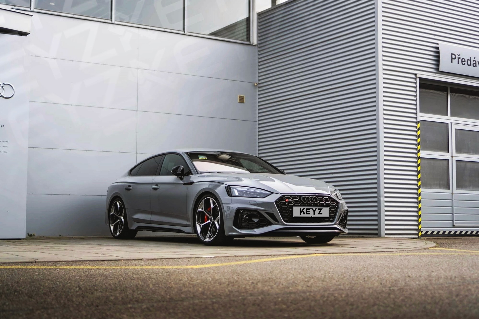 Vue extérieure Audi RS5 Gris – Location Sportive à Dubaï | Keyz Rent