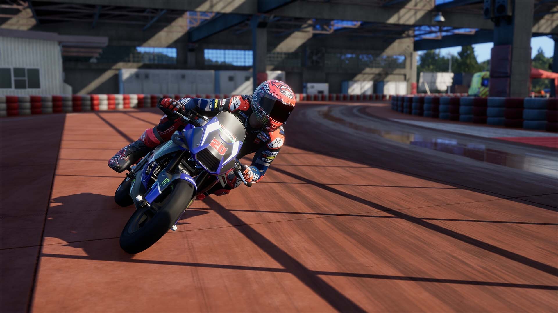 Pilote de moto en pleine accélération sur une piste technique dans le jeu MotoGP™26.