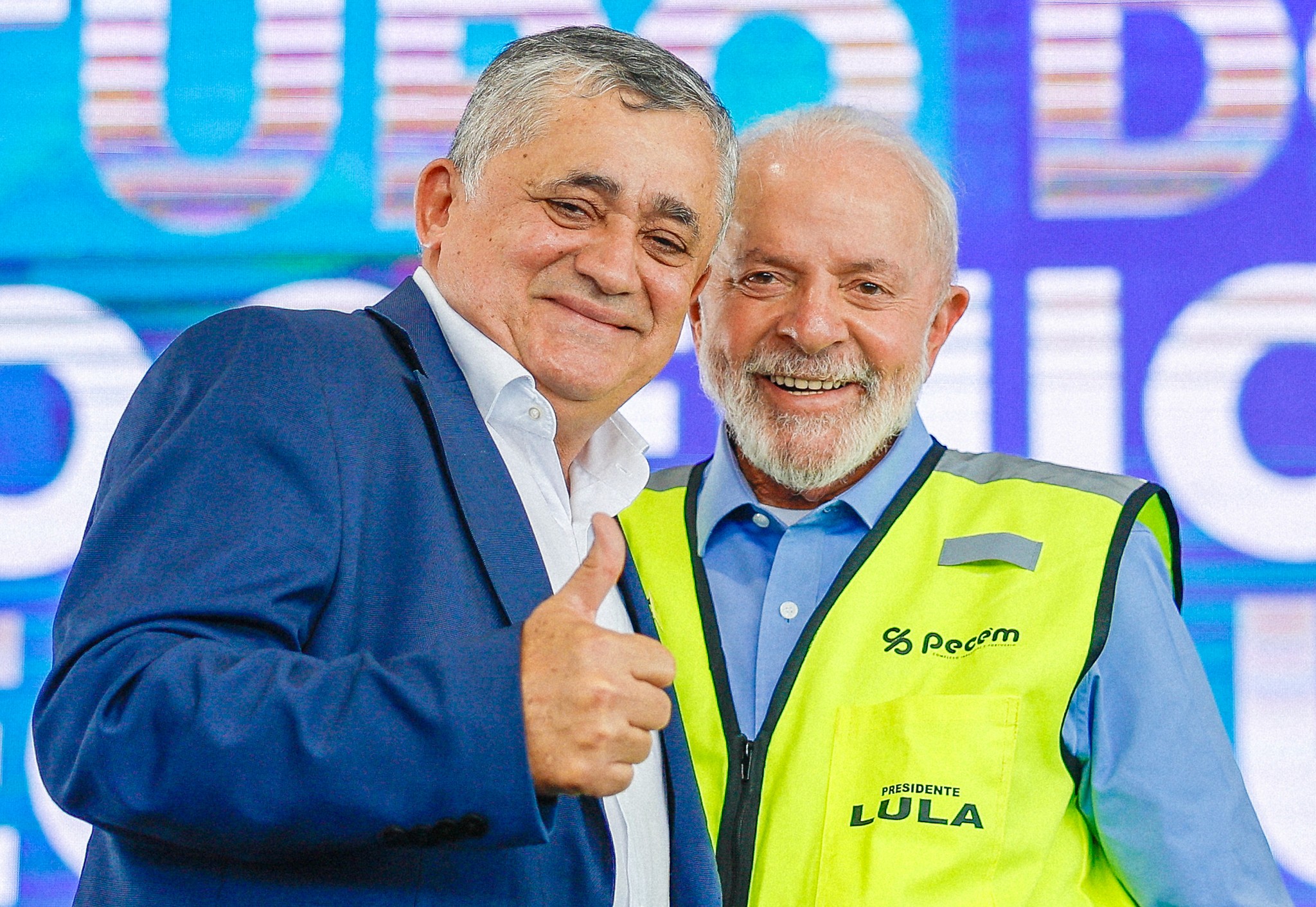 Deputado Federal, José Guimarães e o Presidente da República, Luiz Inácio Lula da Silva, durante a cerimônia de assinatura da Medida Provisória que institui o Programa Mover, dos Projetos de Lei nº 858/2024, que autoriza o Poder Executivo a criar o Fundo de Investimento em Infraestrutura Social (FIIS), e nº 2308/2023, que institui o marco legal do hidrogênio de baixa emissão de carbono, e do Decreto que aprova o regulamento do Fundo de Desenvolvimento do Nordeste (FDNE), no Porto do Pecém. Caucaia - CE.     Foto: Ricardo Stuckert / PR