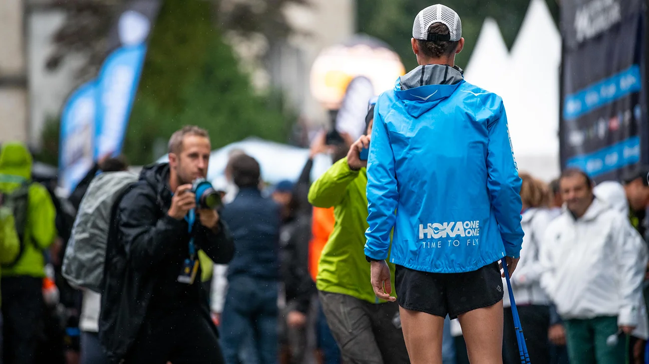 Coureurs devant photographes