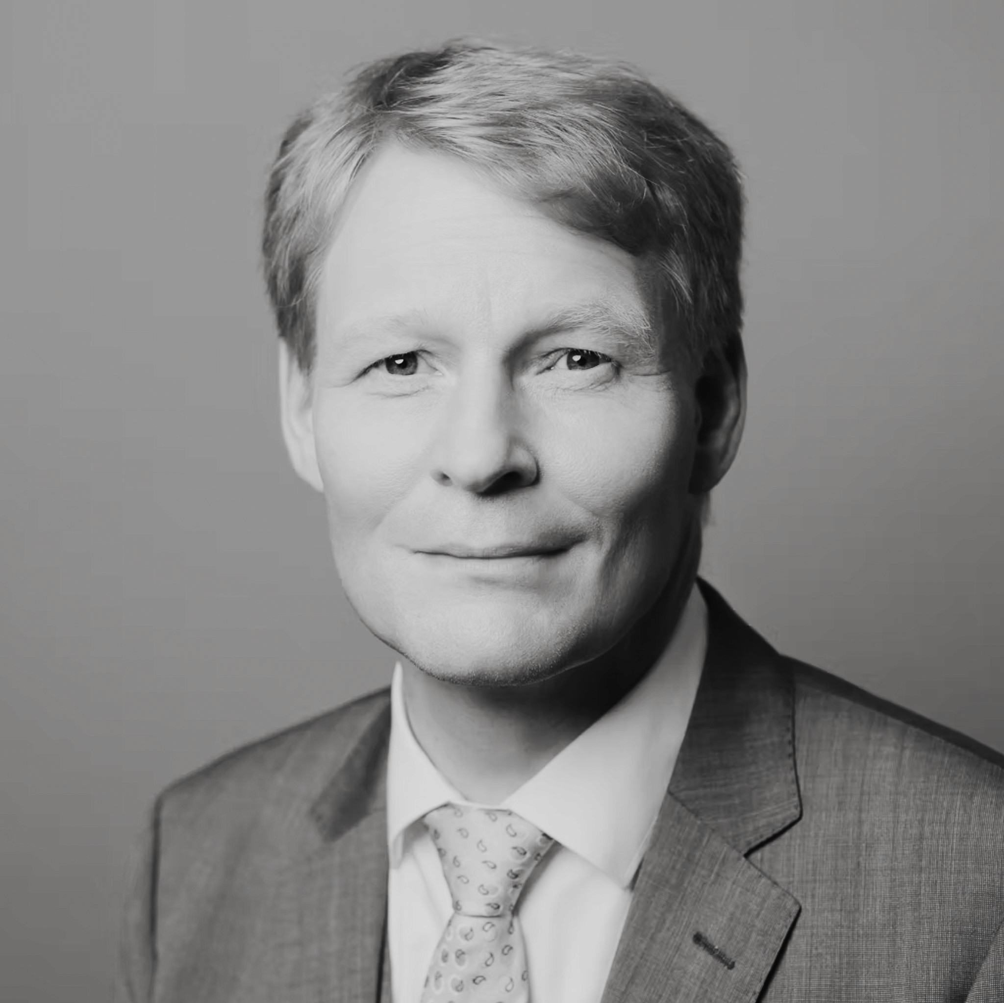 Schwarz-weißes Porträtfoto von Jörg Brans, Mitglied der Geschäftsleitung bei public imaging