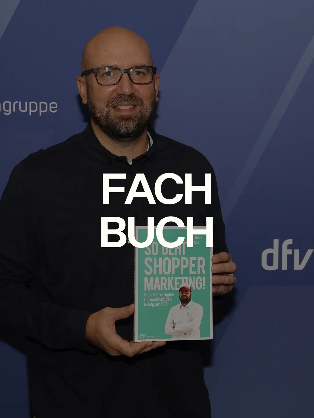 Matthias Wirges mit seinem Fachbuch