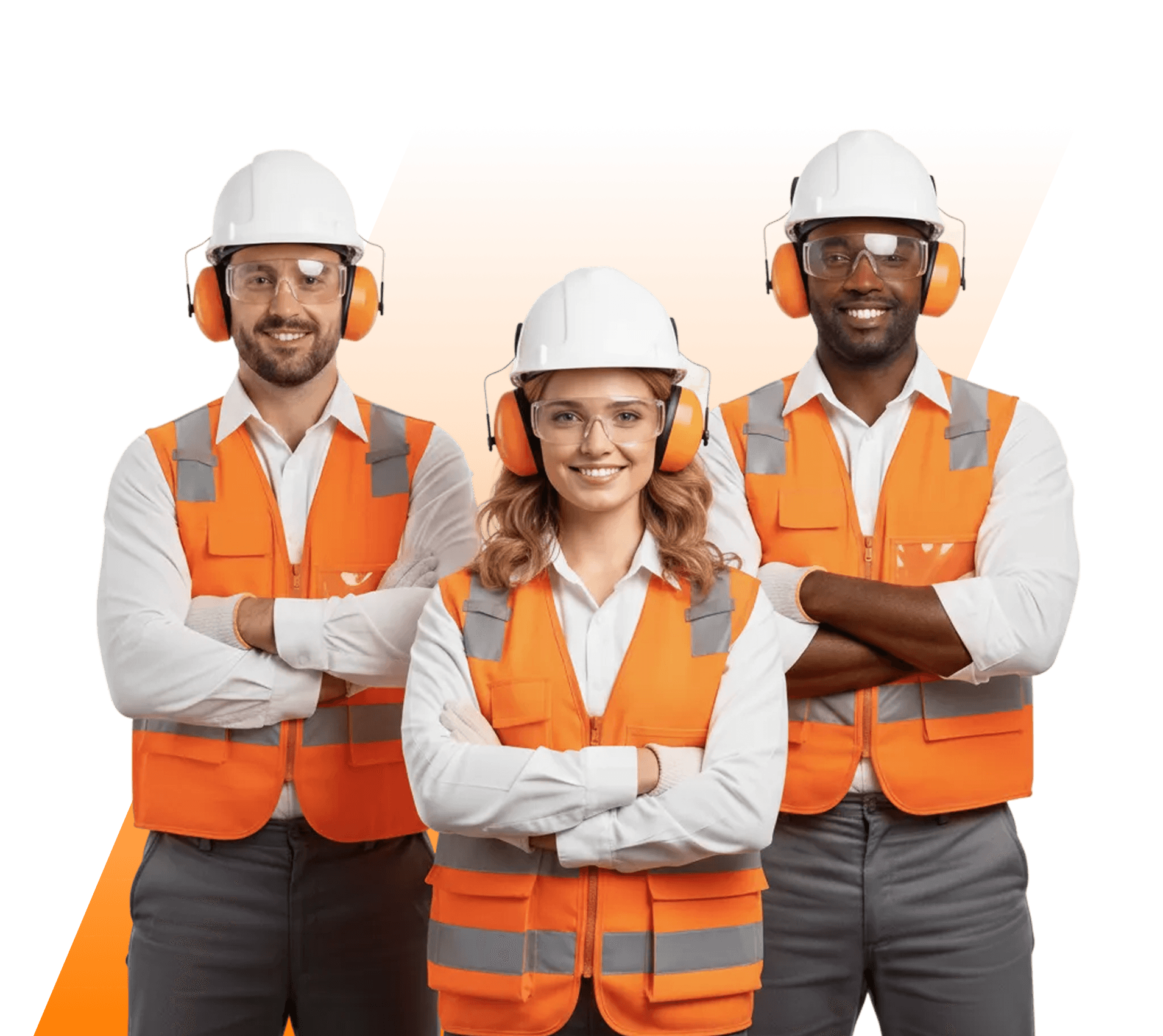 Homem e mulher, ambos com capacetes brancos e coletes de segurança (laranja e amarelo), sorrindo e com braços cruzados, segurando projetos. Representam profissionais de SSMA, engenharia ou supervisão de obras.