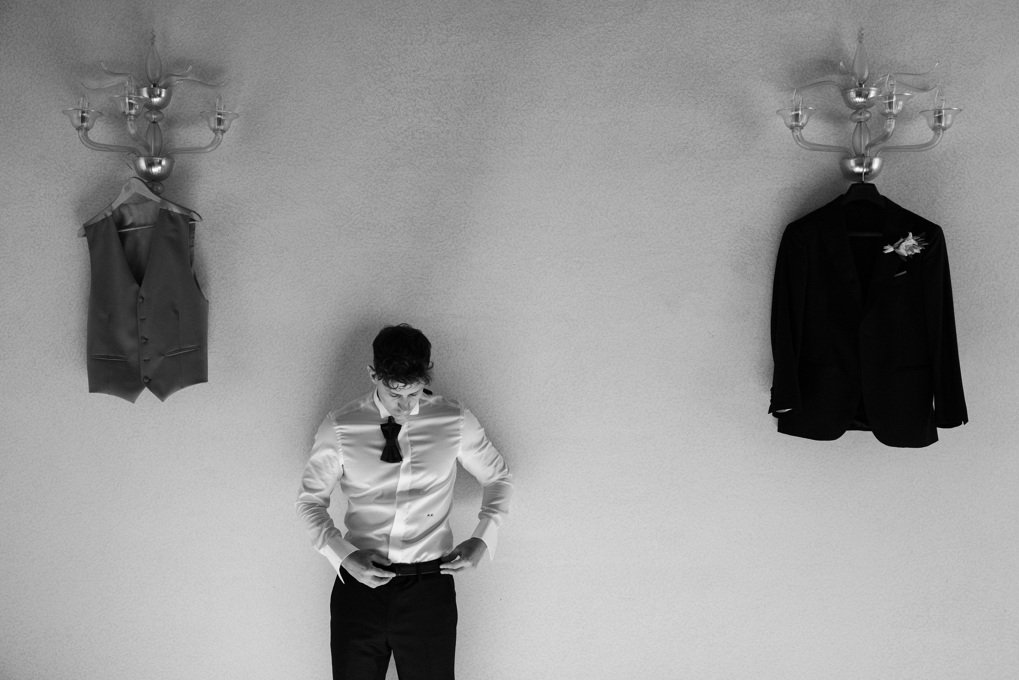 Mattia osserva gli abiti da sposo appesi a Villa Negri, preparativi matrimonio