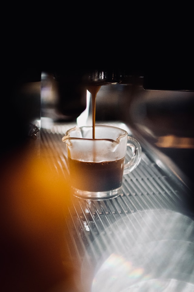 Frisch zubereiteter Kaffee an der Maschine