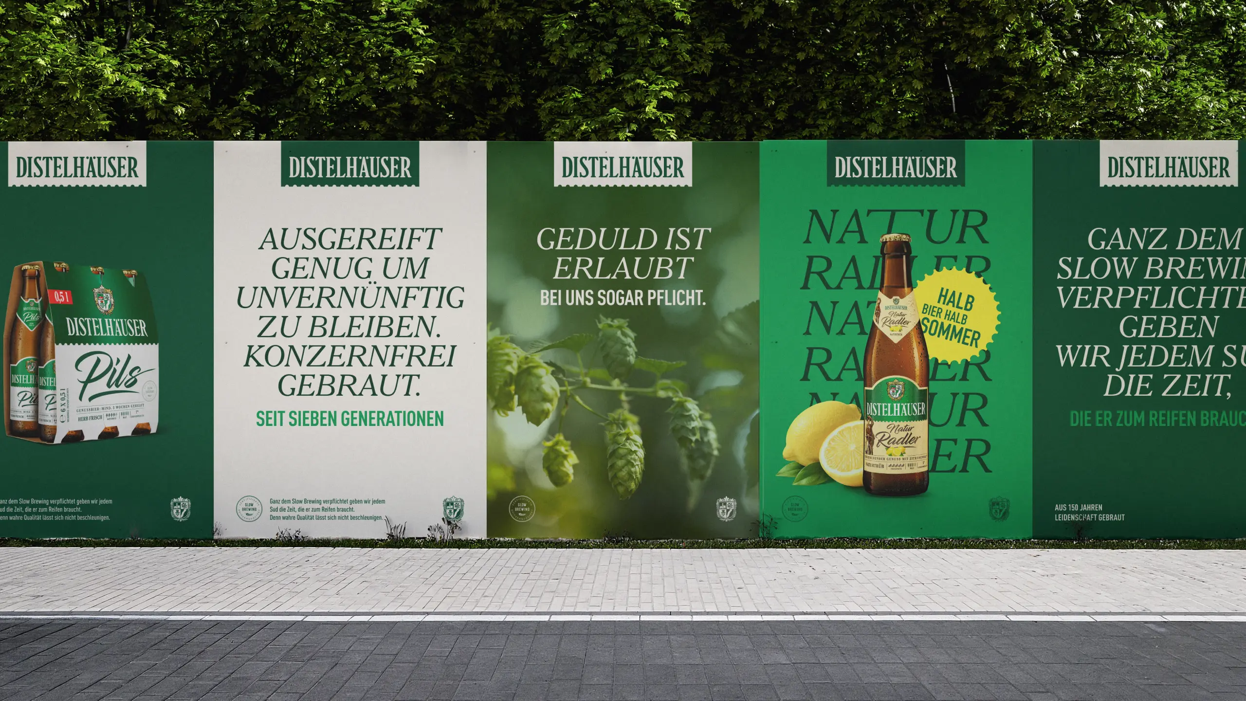 Langer Bauzaun mit verschiedenen Kampagnenmotiven für Distelhäuser Pils und Natur Radler