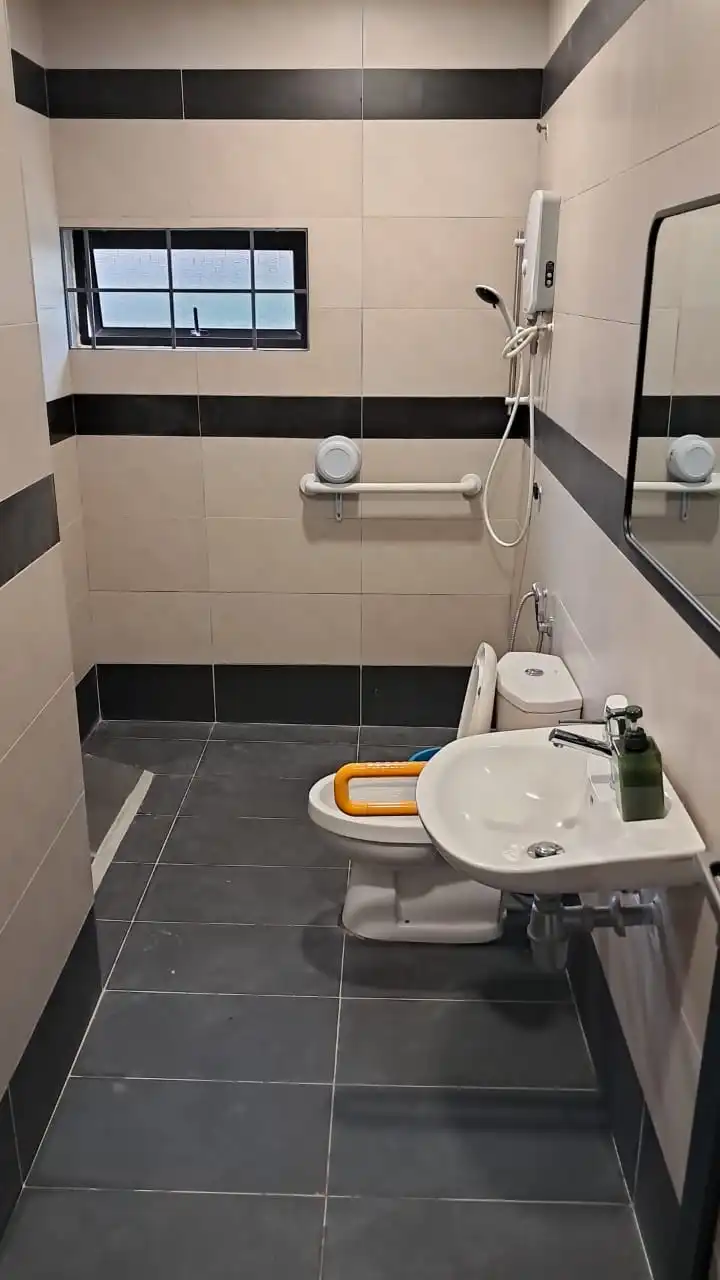 Clean and safe second bathroom at Golden Oaks senior care home in Petaling Jaya.