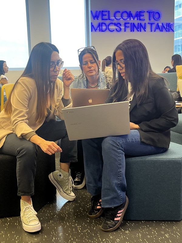 Alejandra Copeland coaching pitch storytelling to entrepreneurs