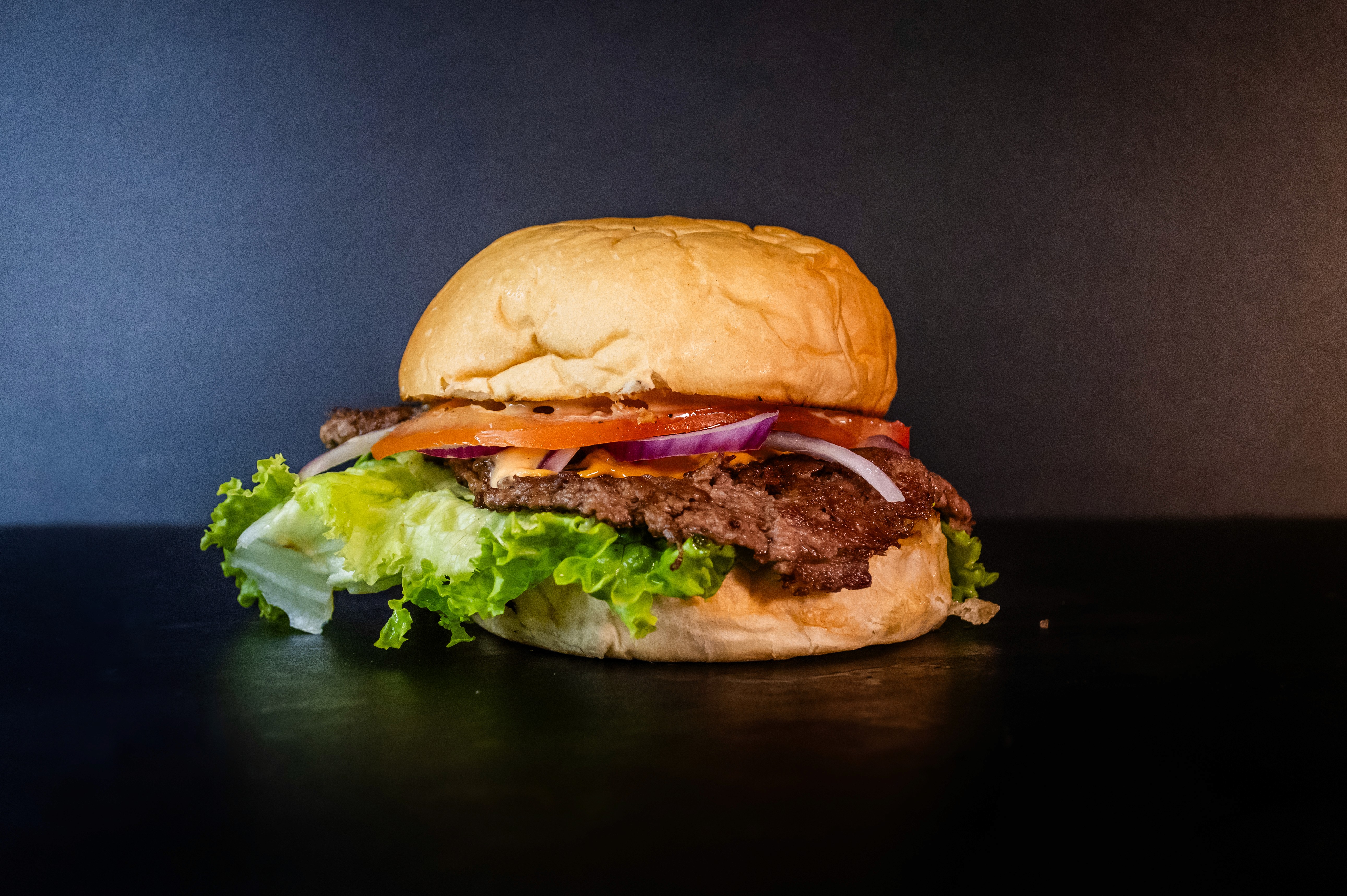 hamburguesa smash con Lechuga, tomate, cebolla colorada, cheddar, salsa Gommy. 