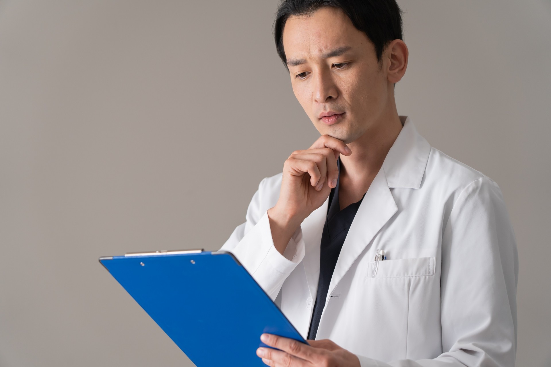 研究する男性医師｜マウス実験の結果、注射1回でプラーク形成を防止、既存プラークを半減