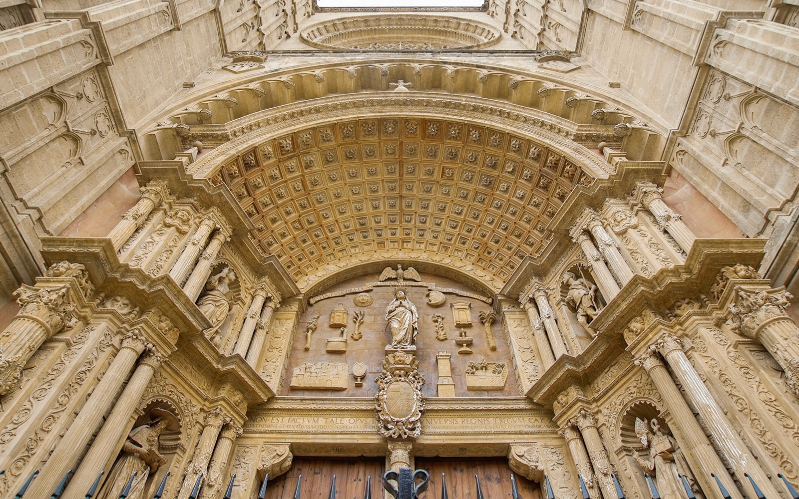 Entrada a la Catedral de Mallorca con tallados y estatuas ornamentadas.