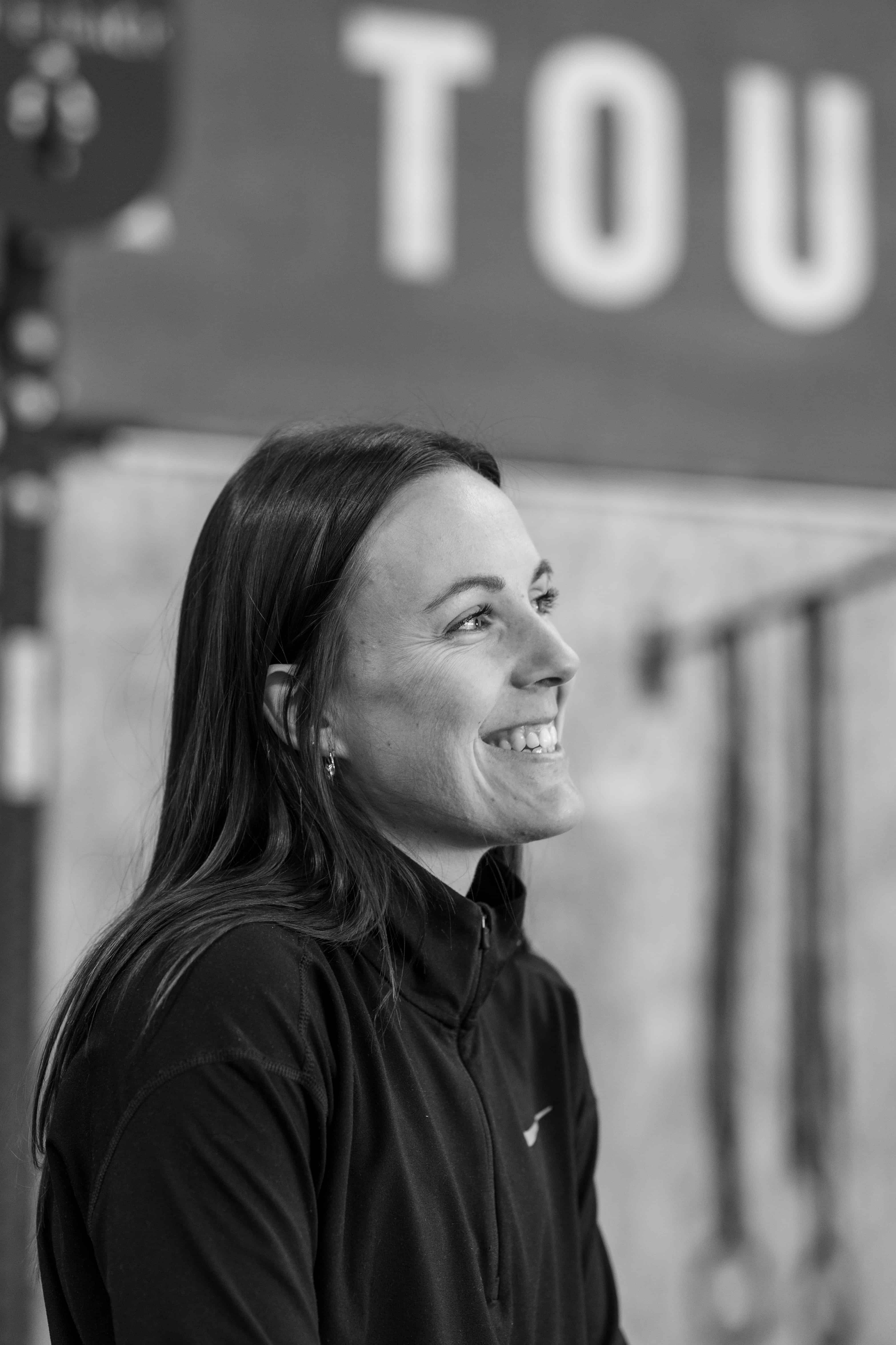 Portrait en noir et blanc de Laurie Moreau, secrétaire indépendante spécialisée auprès des professionnels du sport et de la santé