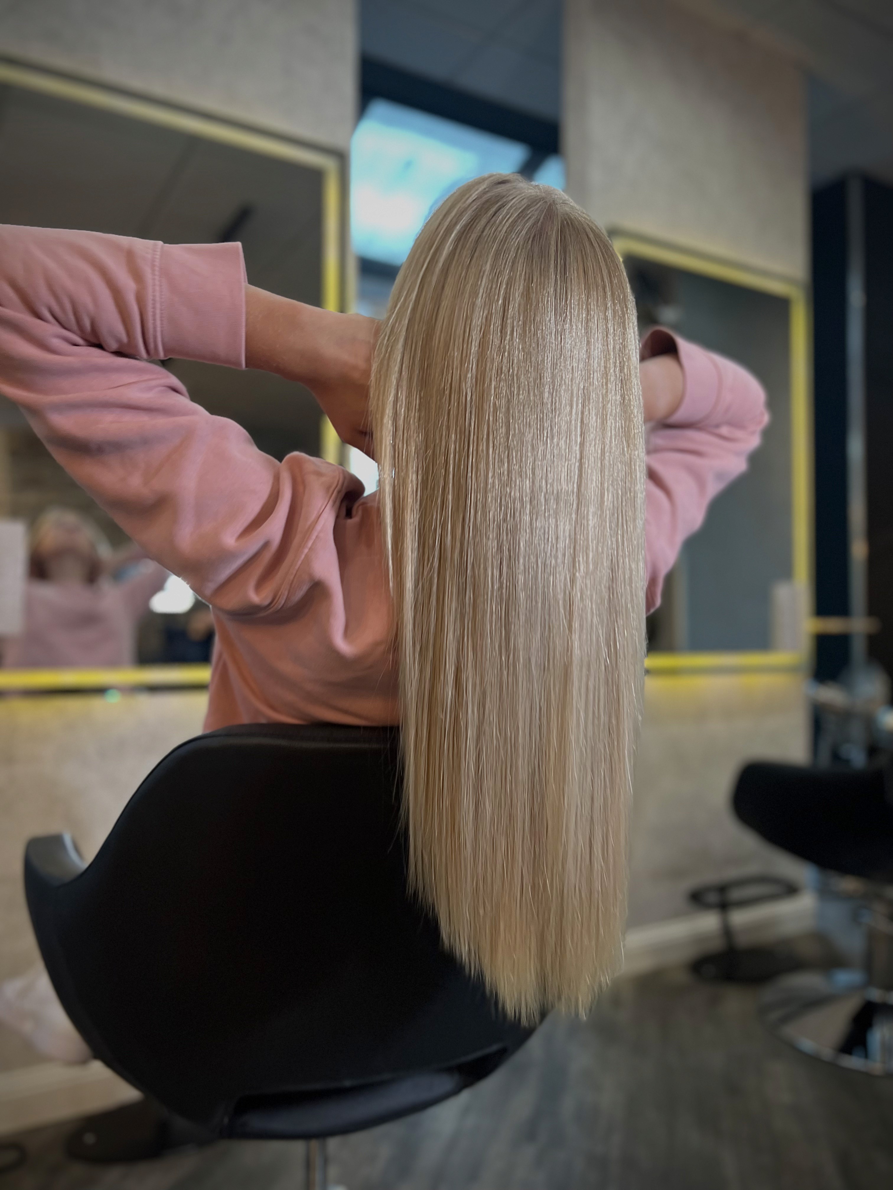 Frauen zeigt ihre neuen Extensions