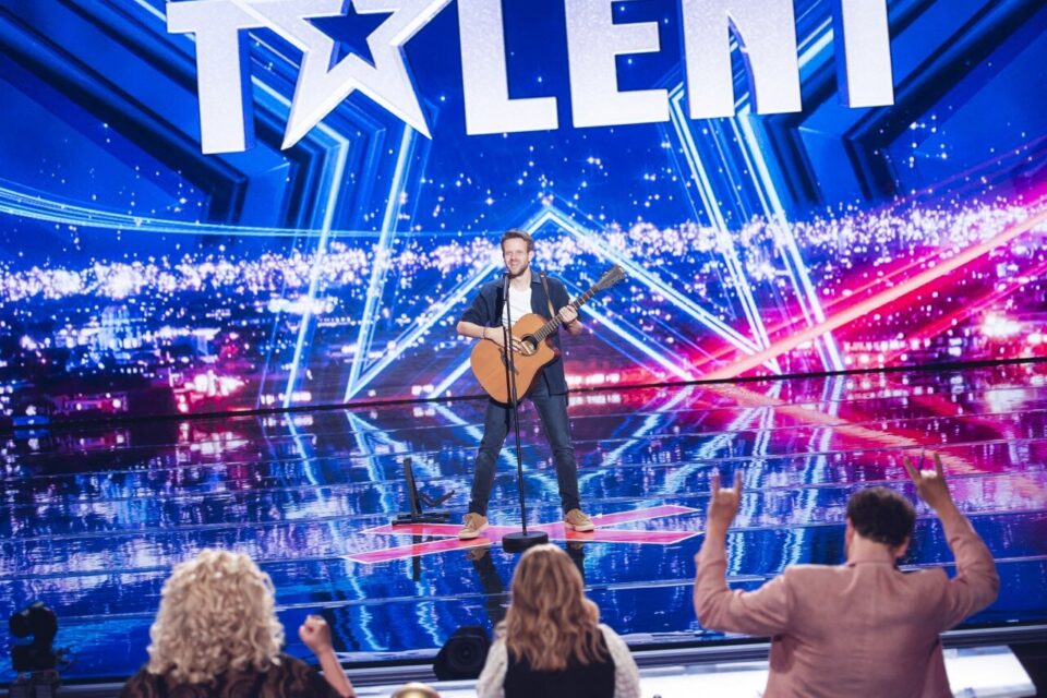 Simon sur la scène de la france à un incroyable talent