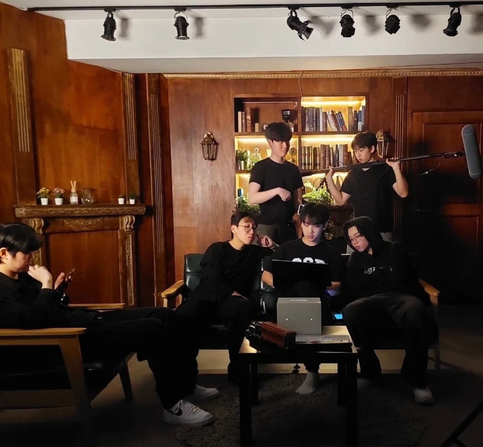 레슨포케이아트 예술 입시 학원에서 진행하는 영화제작스쿨에서 연출, 촬영, 음향, 편집, 기획, PD 포지션을 나누는 현장을 보여줍니다.