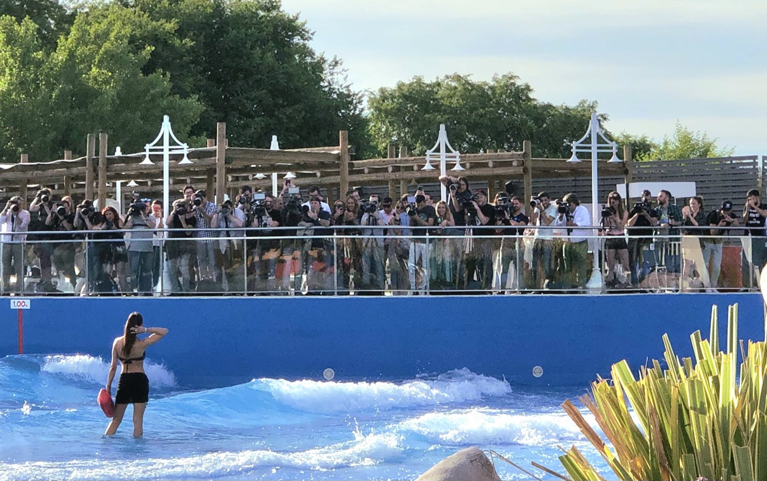 Cámaras y prensa grabando un espectáculo acuático