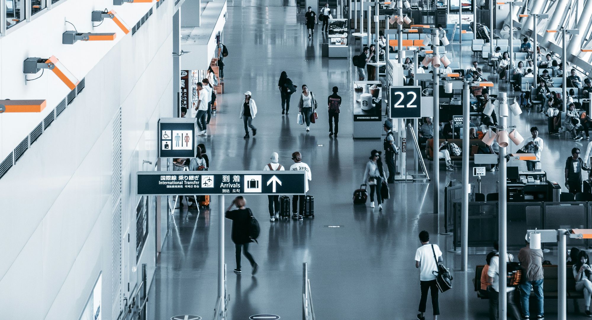 interior de um aeroporto movimentado