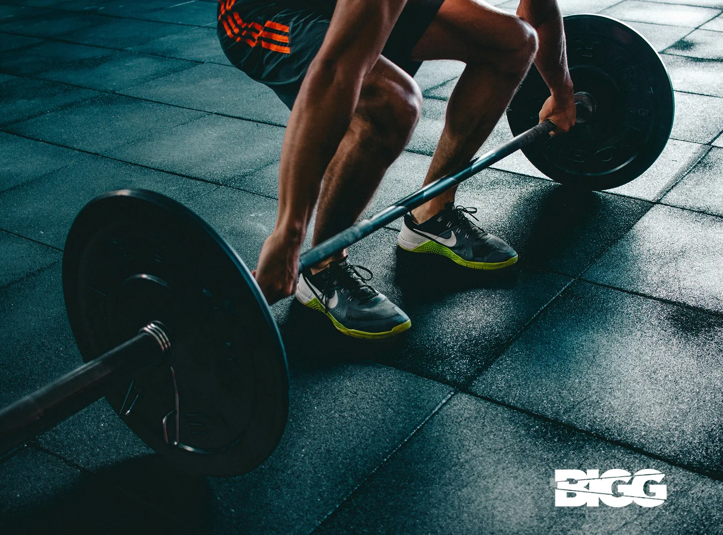 Persona levantando pesas en el gimnasio BIGG de Escala Leloir