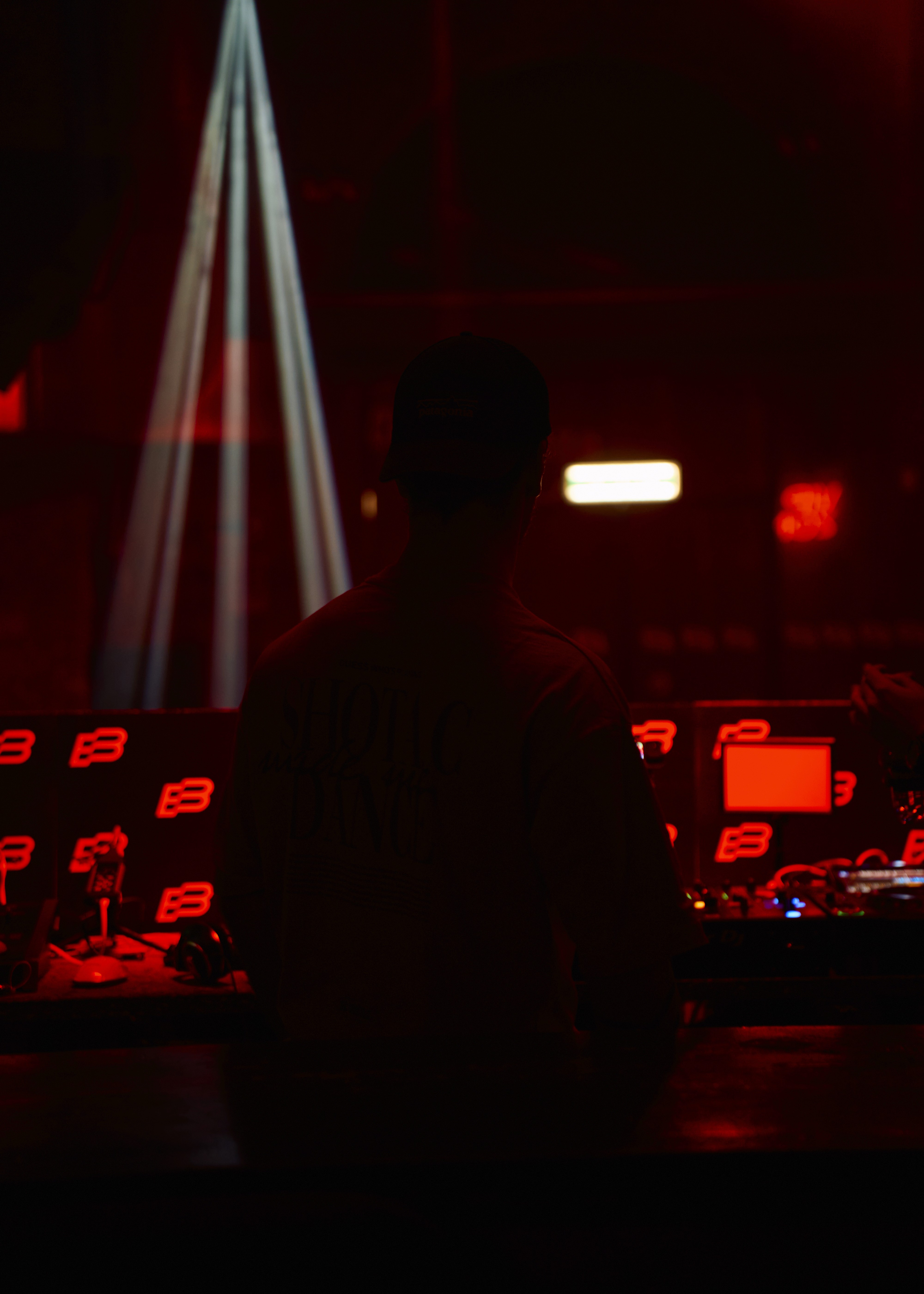 Un gruppo di persone si diverte ballando e ascoltando musica a un evento ufficiale SESTOPIANO