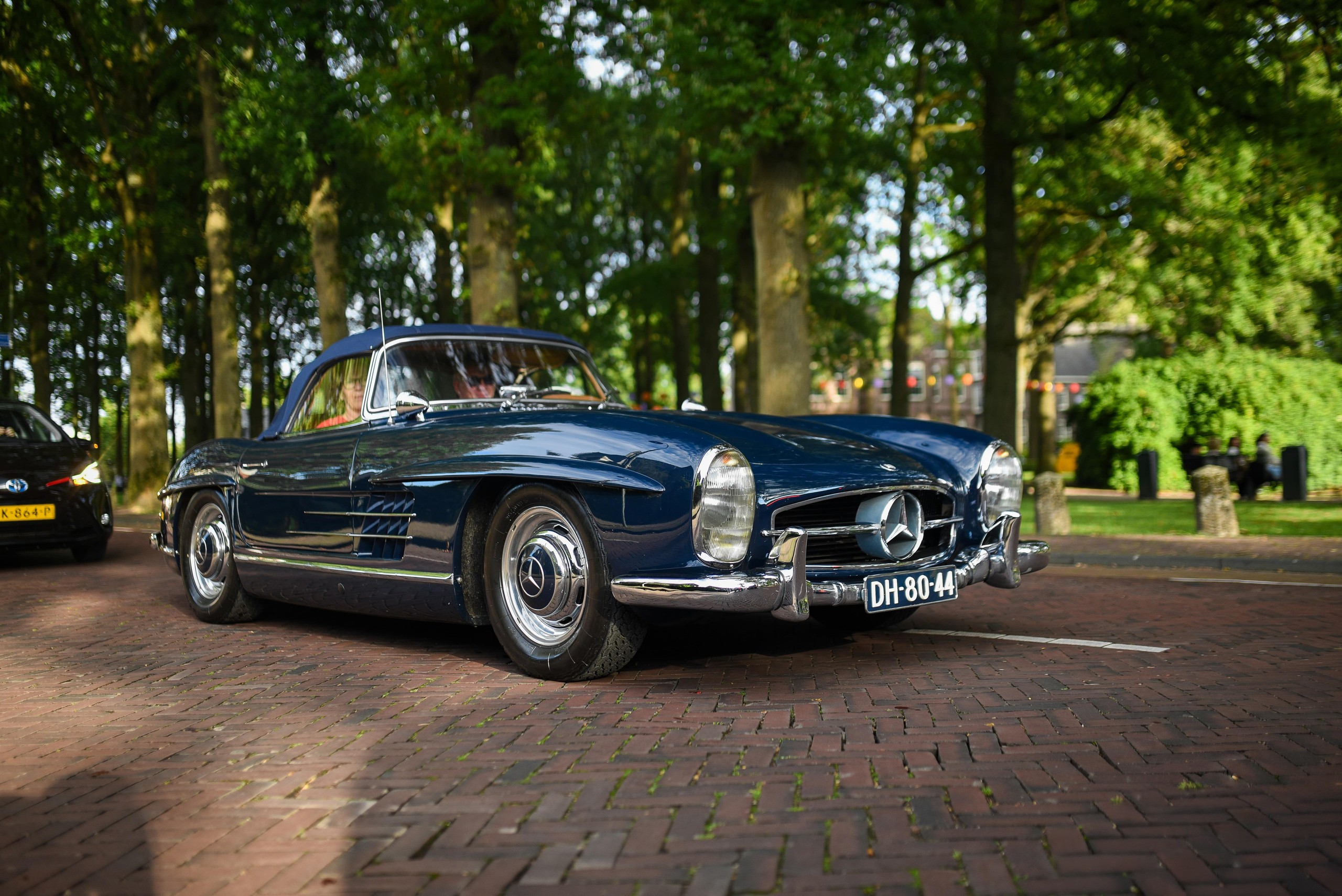 Een klassieke Mercedes op de brink in Laren