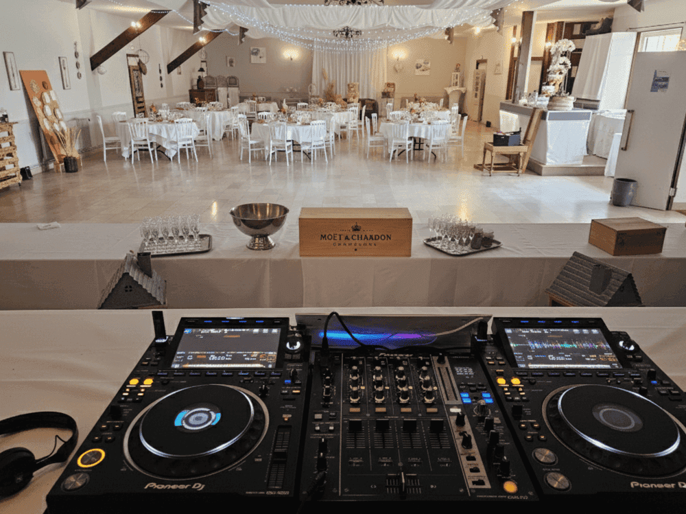 Matériel DJ de Pianotek Event installé dans une salle de réception