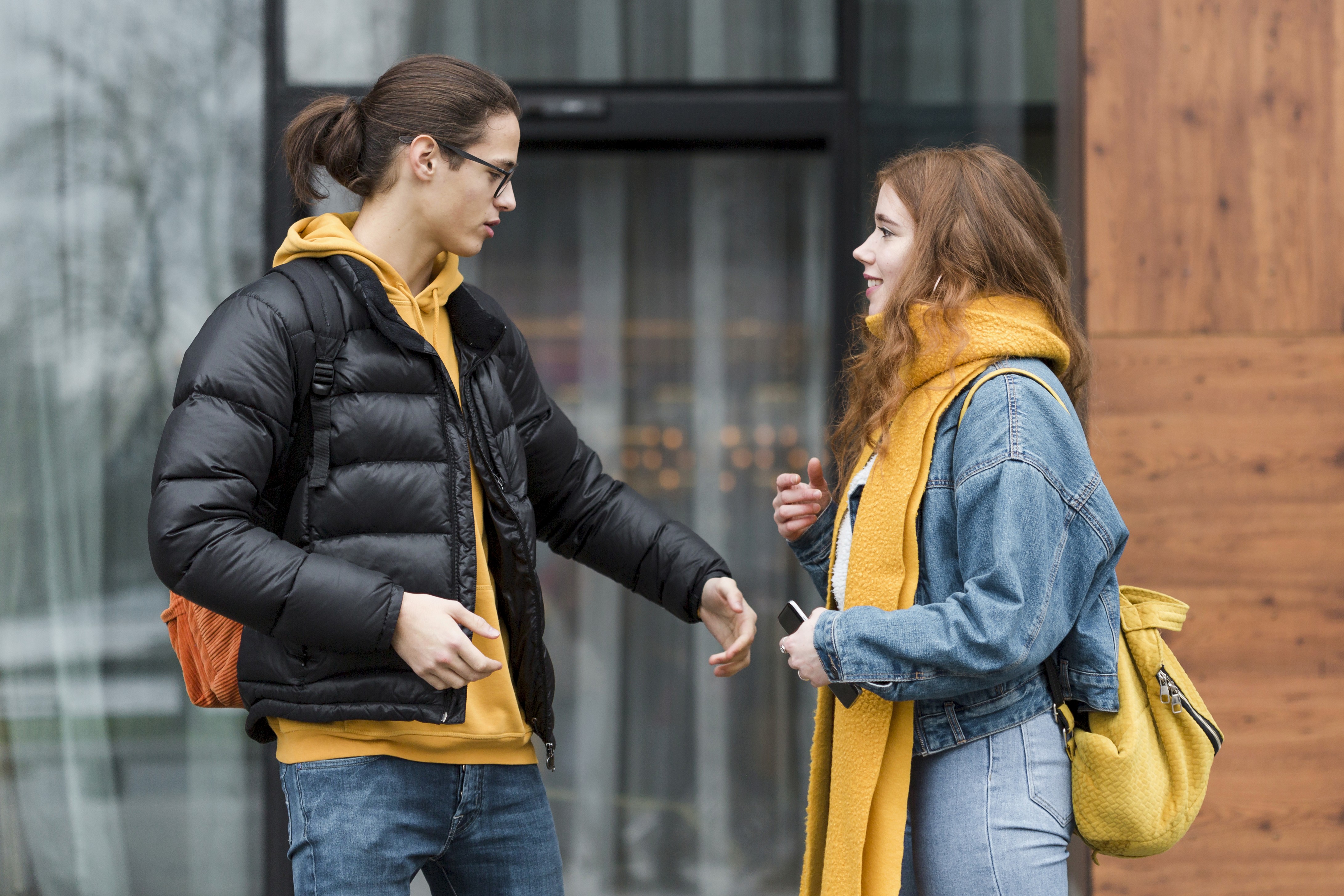 kinder am auf einer treppe am laufen schule