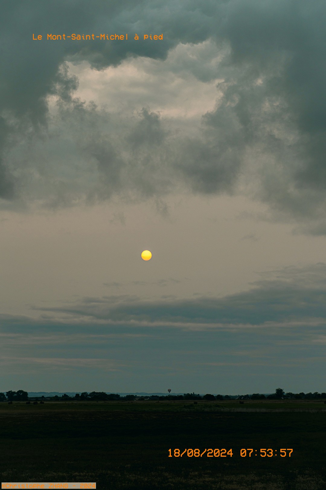 Pleine lune sur la baie du mont Saint-Michel.