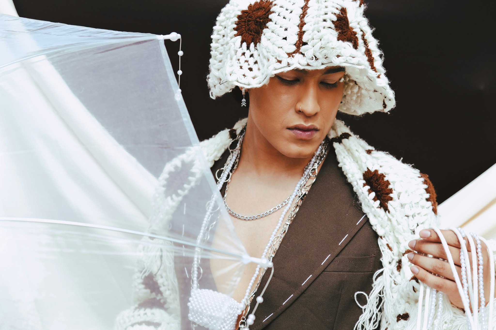 Portrait d'une femme portant une création Héritage Couture : photographie de mode mettant en valeur l'artisanat du crochet et le design textile fait main.