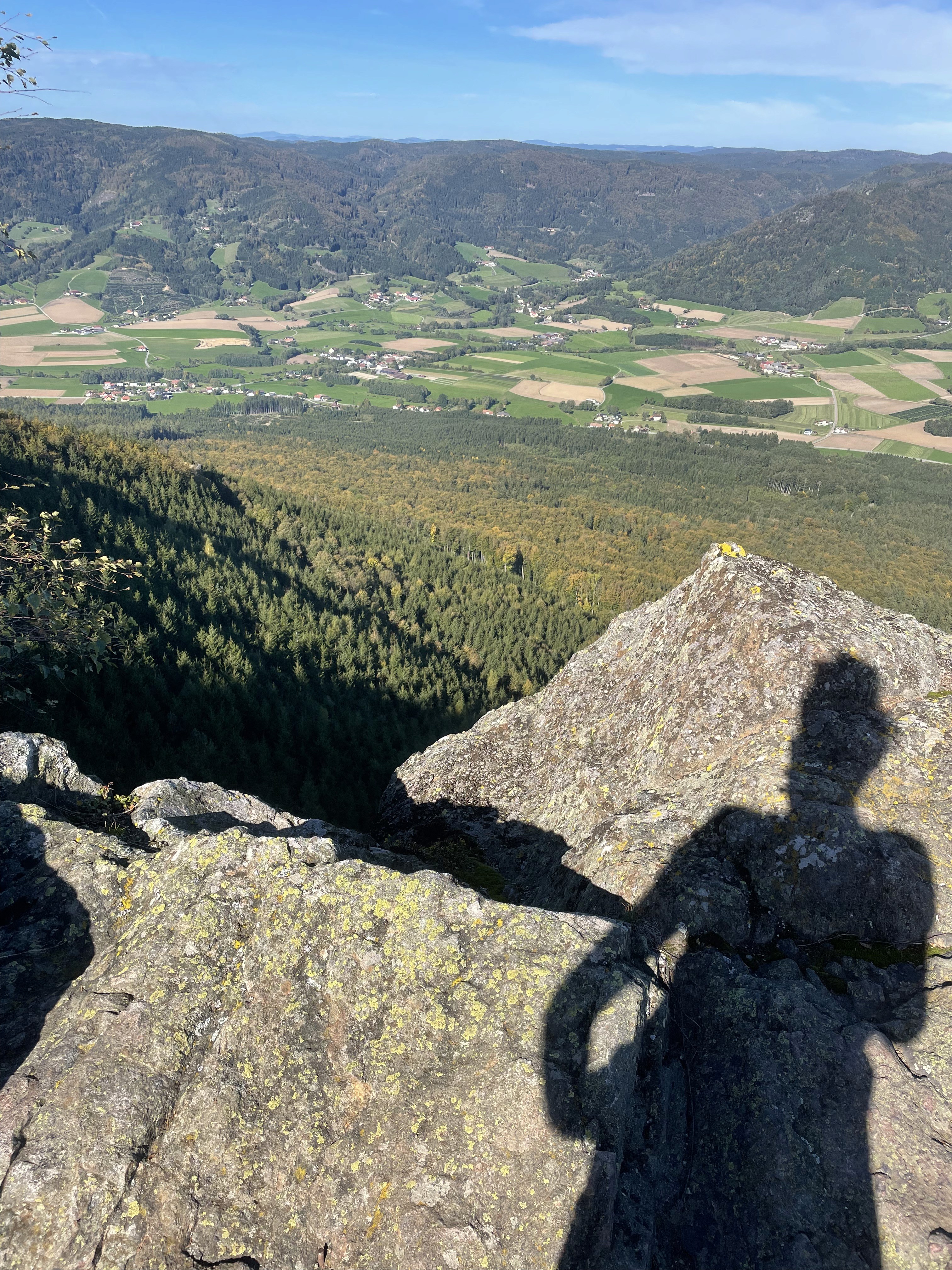 Schattenbild von Manuela Schlager am Berg