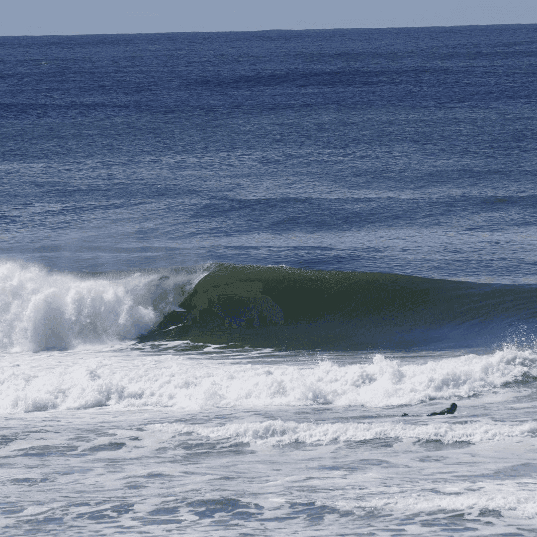 Large wave crashing on shore – surfboard rental in emerald-isle