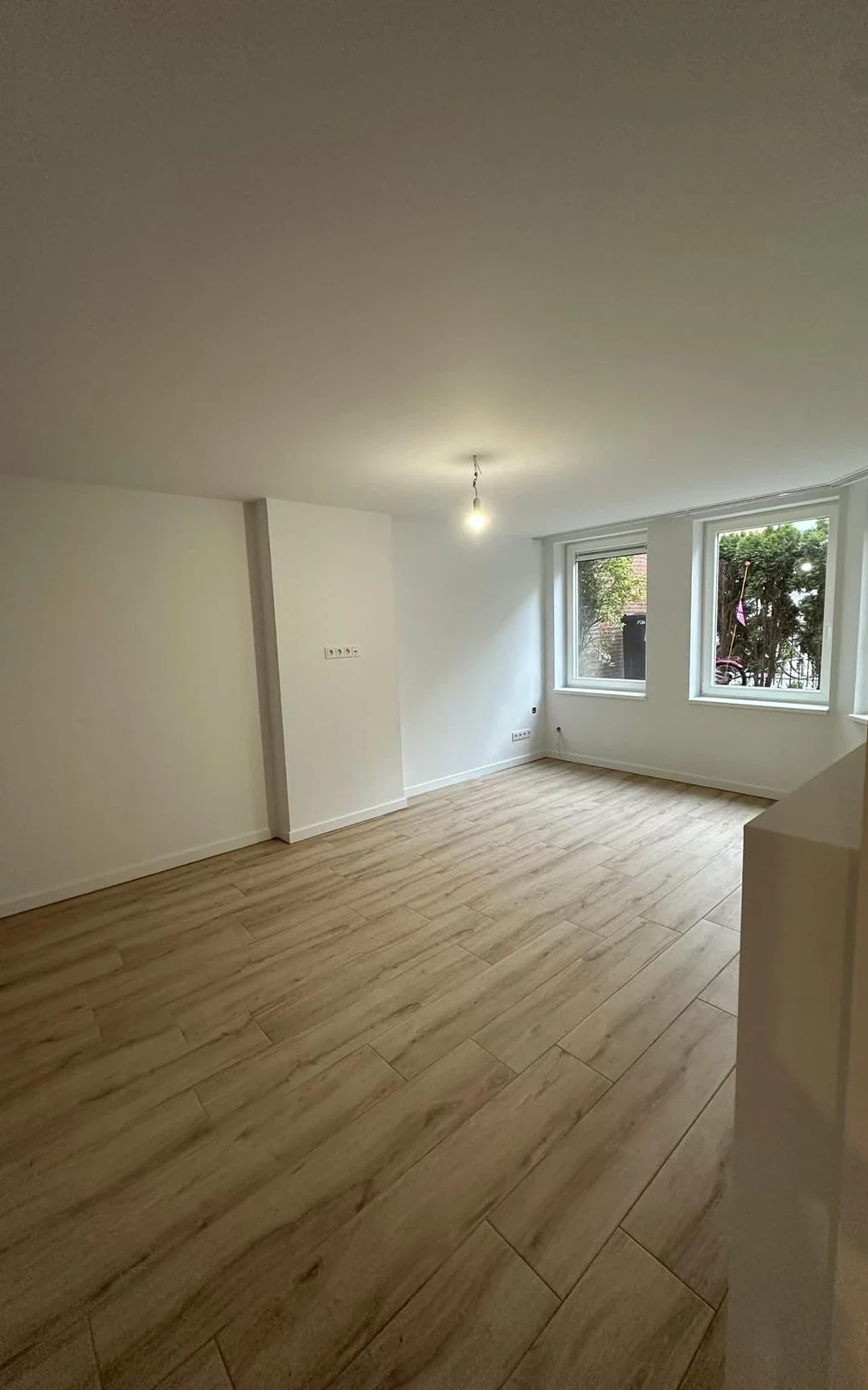 Bord de tablette/niche : chant régulier, arête adoucie, joint discret, continuité bois/minéral facilitant l’entretien, Luxembourg.