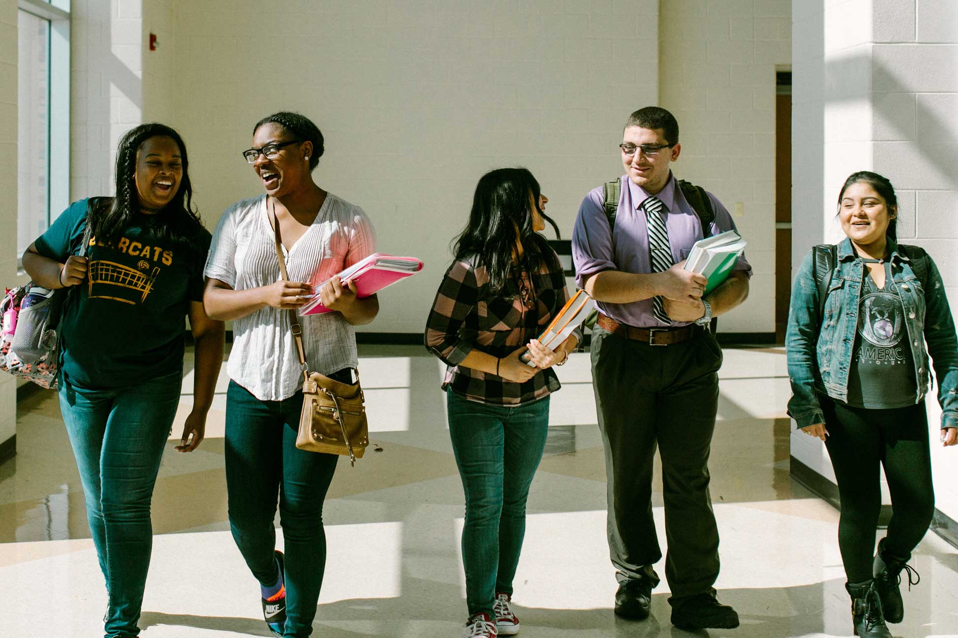 Grupo de jóvenes y adultos caminando juntos, representando alegría, conexión y celebración colectiva