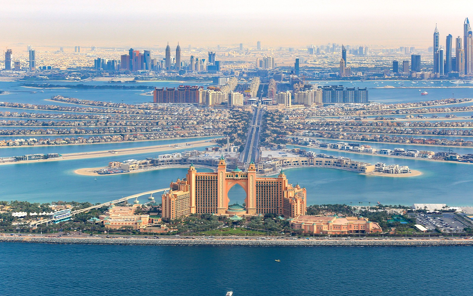 迪拜直升机游览中俯瞰棕榈岛和亚特兰蒂斯酒店的美景。