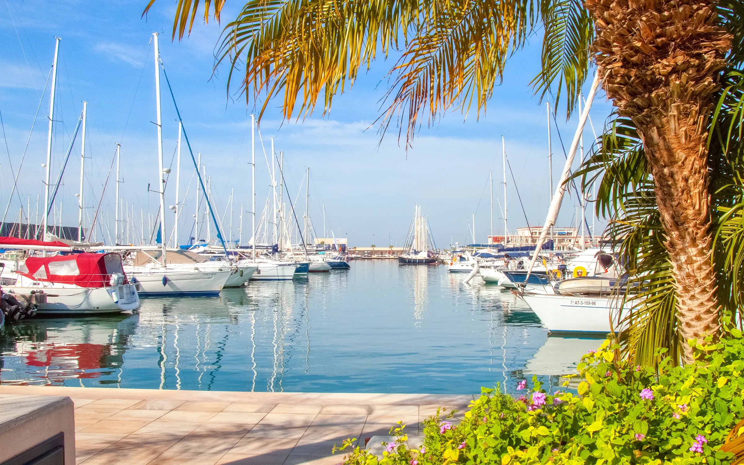 Havnen i Santa Pola - med butikker & restauranter - langtidsferie i Spania med Expa Travel
