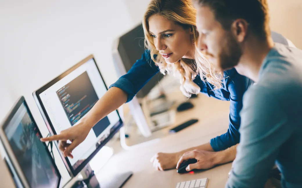 Werkende mensen achter een computer