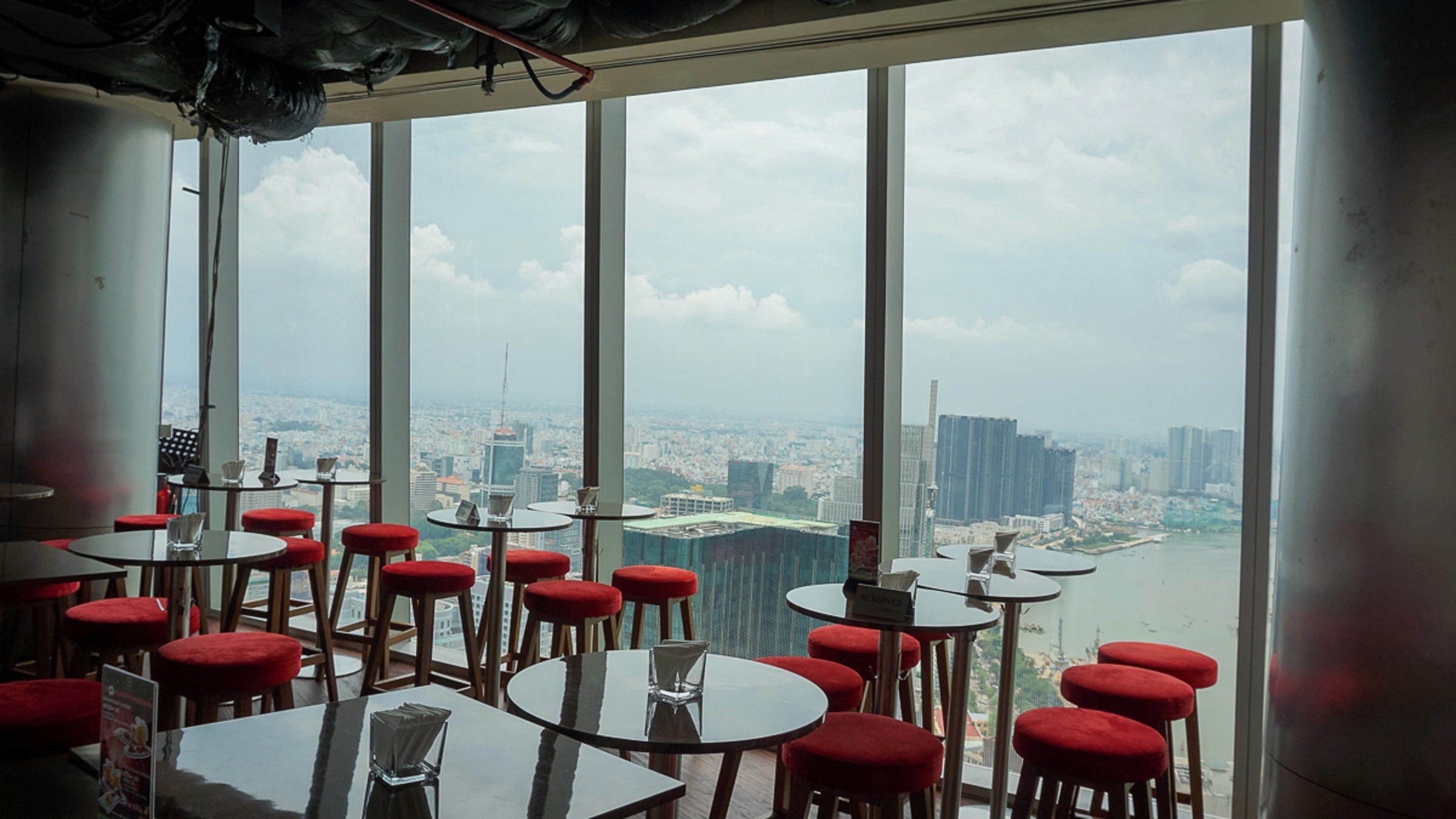 Sky Bar: EON Heli Bar (52nd floor)