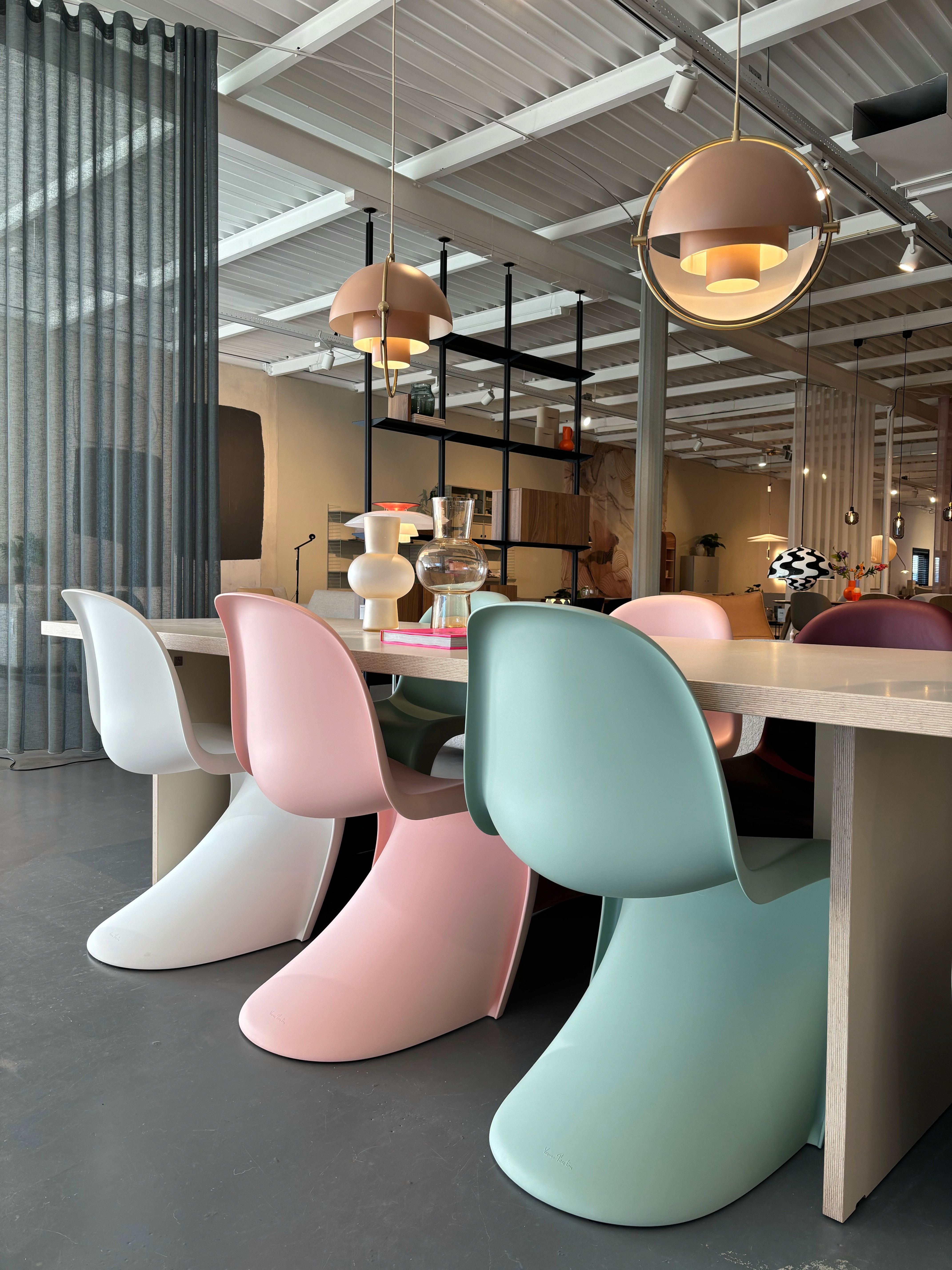 Panton-eetkamerstoelen-vitra-eettafel-hk living-multilite-pendant-gubi-flow-lab-rotterdam
