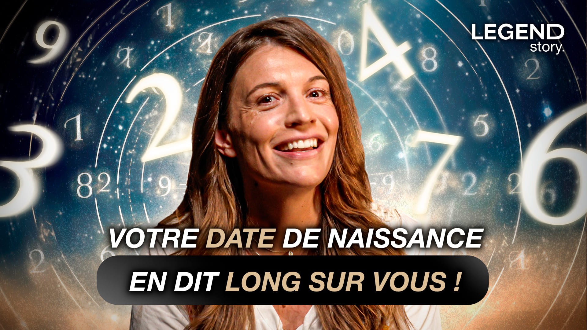 Miniature YouTube réalisée par Nux-Studio pour le segment 'Legend Story'. Le visuel est centré sur une experte (numérologue) souriante, encadrée par un arrière-plan mystique et stellaire avec de grands chiffres (9, 2, 4, 7, 6) flottant dans un cercle de symboles. Le titre principal 'VOTRE DATE DE NAISSANCE EN DIT LONG SUR VOUS !' est placé sur un bandeau noir, optimisé pour le taux de clic. Ce graphisme illustre l'expertise de Nux-Studio en direction artistique et graphisme de miniature (thumbnail) pour les contenus d'enquête, de spiritualité et de psychologie à fort engagement médiatique