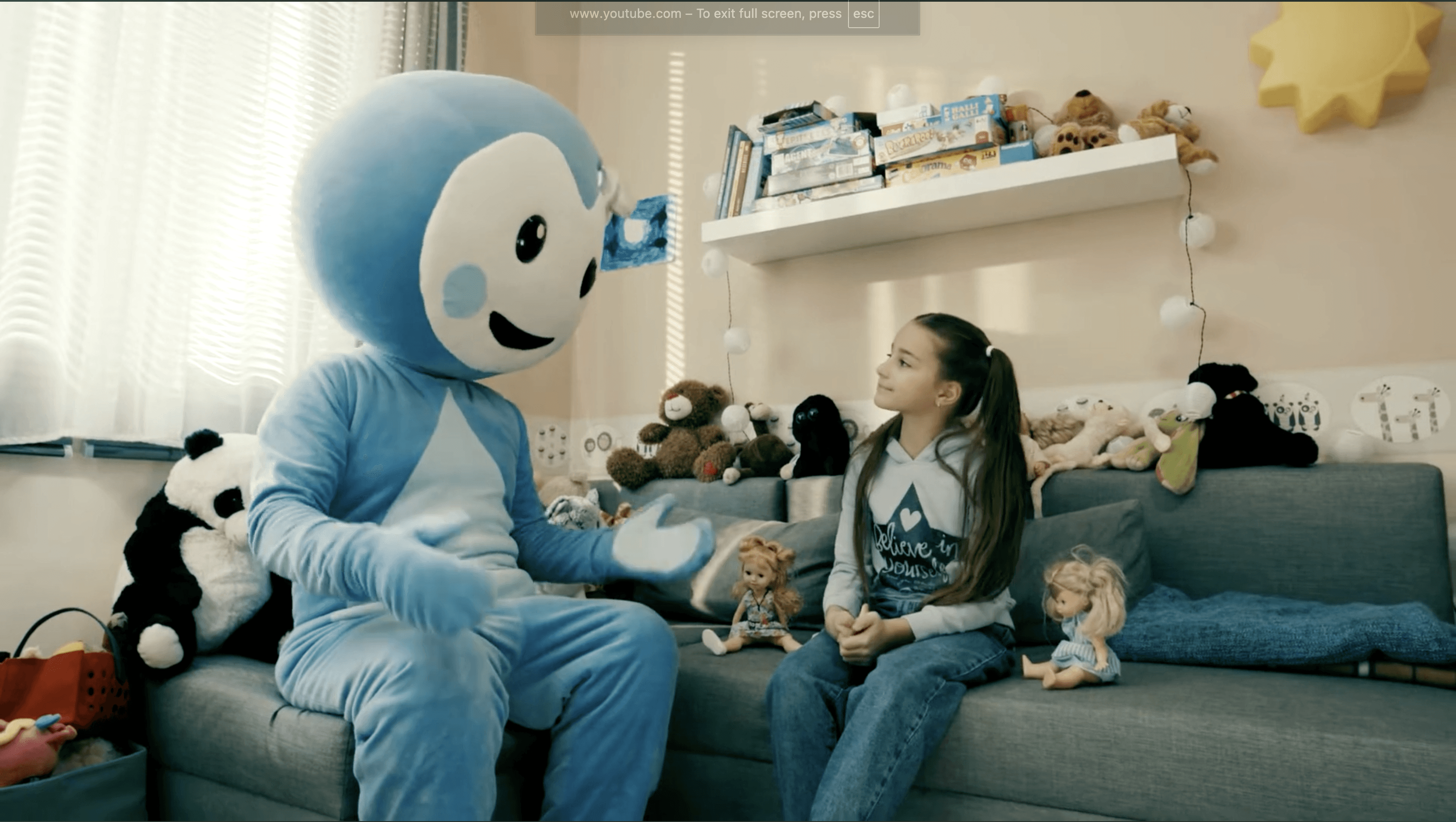 Cseppbarát kékl kabalafigurája beszélget a kislánnyal a knapaén.