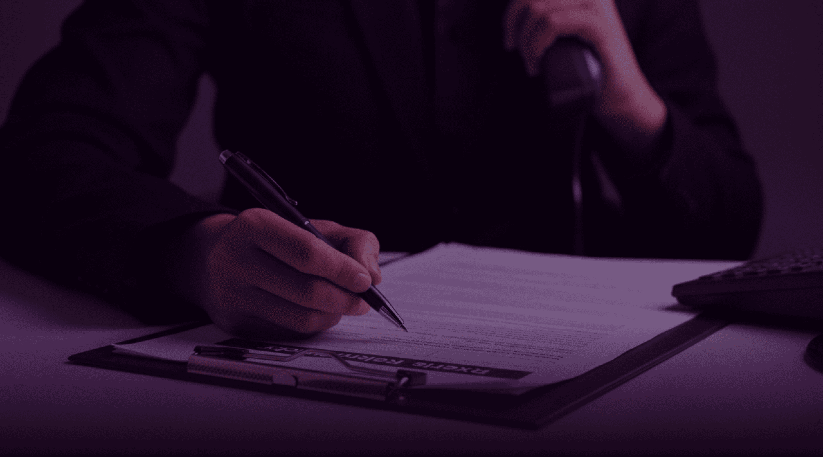 Homen escrevendo em papeis