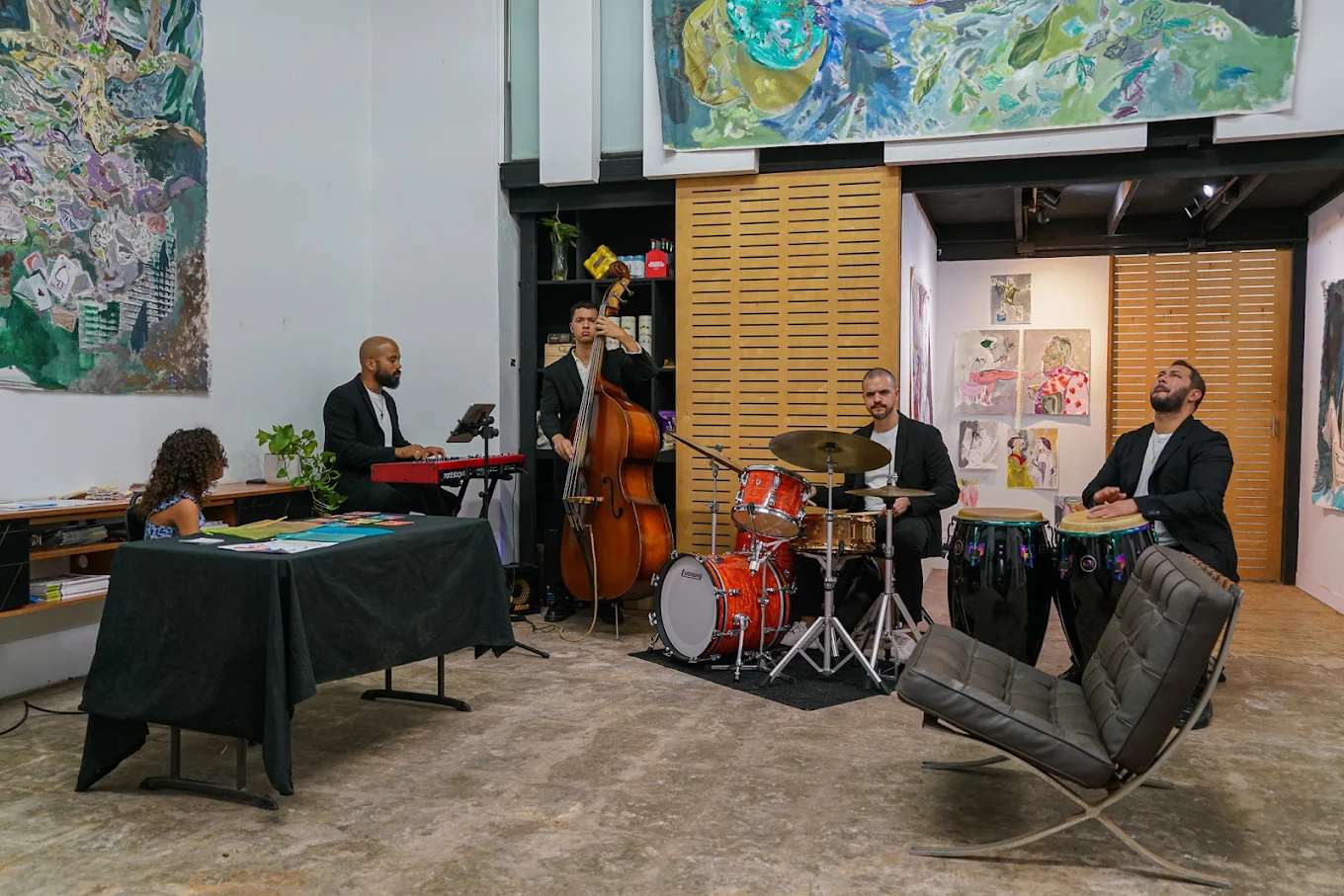 Musicians playing inside a gallery during Martes de Galería