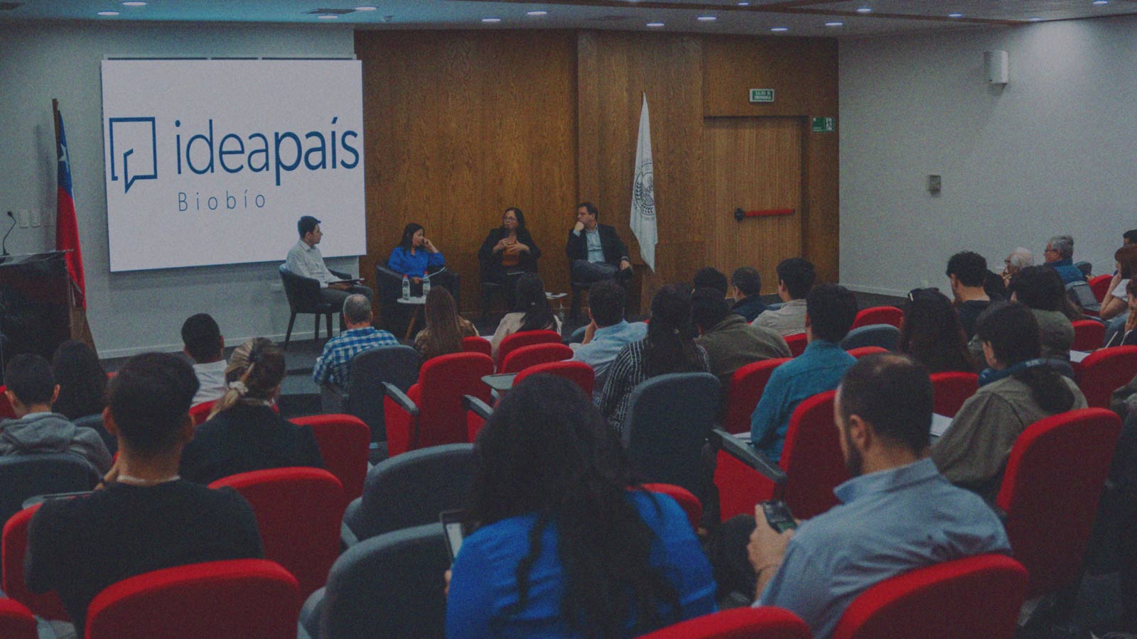 Foto del panel y participantes del foro de IdeaPaís para abordar la crisis industrial en Biobío realizado en la Facultad de ciencias económicas y administrativas de la Universidad Católica de la Santísima Concepción.