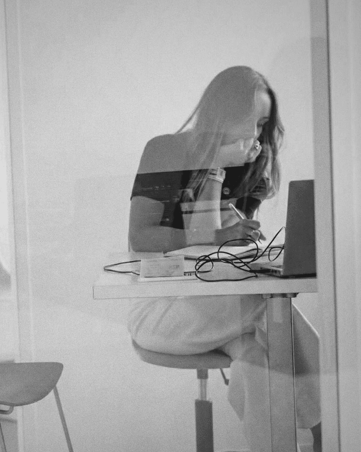 Cécilia, fondatrice d'Aspect Studio, travaillant sur une maquette de web design.